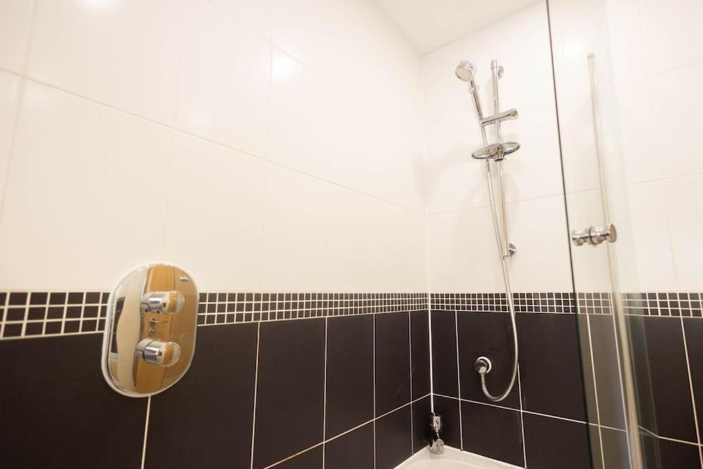 The Wellness Lodge- Gym, Table Tennis, Cinema, Parking And More! Bath Eksteriør billede